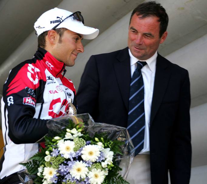 Hinault con Ivan Basso sul podio al Tour del France (Bettini)